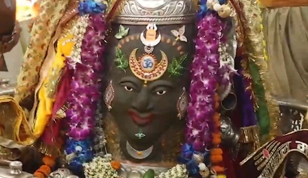 रजत ओम, बेल पत्र, मुकुट और रुद्राक्ष की माला अर्पित कर बाबा महाकाल का भव्य शृंगार