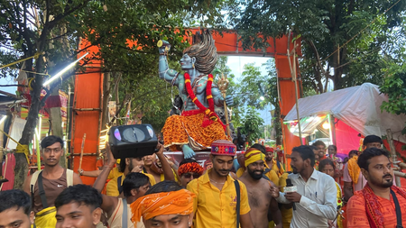 बिहार : श्रावणी मेले में 51 फीट की कांवड़ से लेकर भोलेनाथ की विशाल प्रतिमा तक बनी आकर्षण का केंद्र
