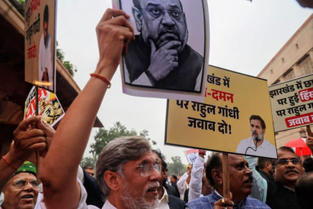 झारखंड मुद्दे को लेकर संसद परिसर में सियासी घमासान, आमने-सामने NDA-विपक्ष