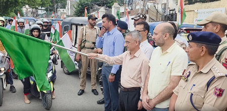 तिरंगे के रंग में रंगा डोडा, बाइक-ई-ऑटो रैली को डीसी ने किया रवाना