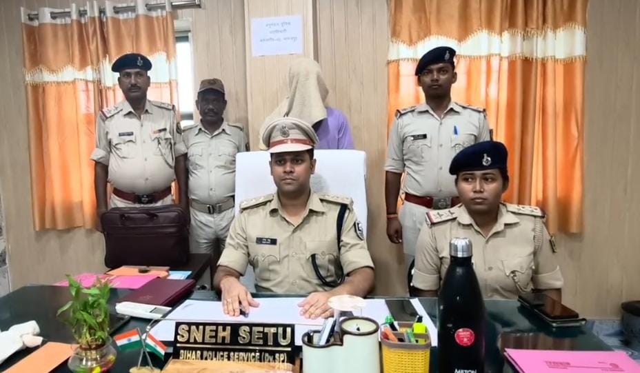 टेंपो स्टैंड में पुलिस की बड़ी कार्रवाई, हथियारबंद युवक गिरफ्तार, दो देसी कट्टे और पिस्टल मैगजीन जब्त
