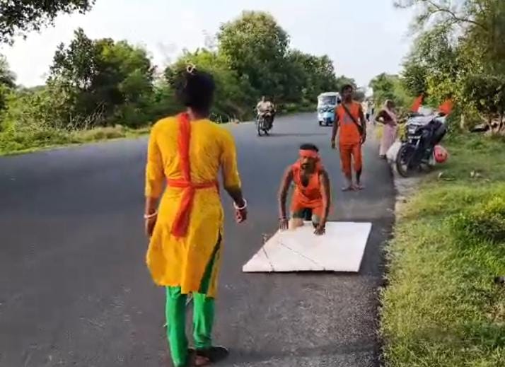 आस्था के आगे थकान भी हारी, दंडवत यात्रा कर रहा अनोखा दंपती