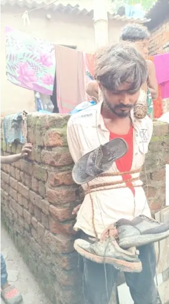 दुष्कर्म के आरोपी को जूतों-चप्पलों की माला पहनाकर लोगों ने जताया आक्रोश