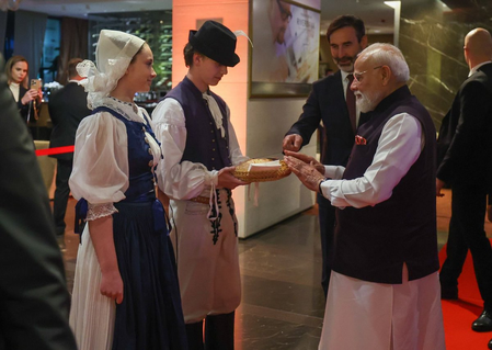 ब्रातिस्लावा में खास स्वागत पर पीएम मोदी ने भारतीय समुदाय का किया धन्यवाद