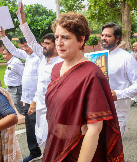 प्रियंका गांधी का तीखा बयान: छात्रों के हक की बात दबा रही सरकार, गृहमंत्री संसद में दें स्पष्टीकरण