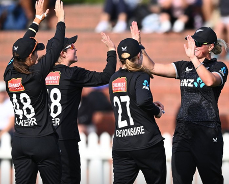 न्यूजीलैंड महिला क्रिकेट टीम पर लगा जुर्माना, इंग्लैंड के खिलाफ पहले वनडे से जुड़ा है मामला